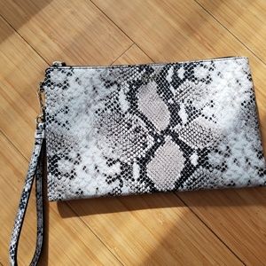 VICTORIAS SECRET ON THE RUN CLUTCH🏃‍♀️🏃🏽‍♀️NEW